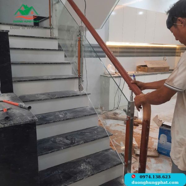 báo giá cầu thang lan can kính quận 12