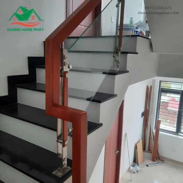chuyên sản xuất thi công cầu thang lan can kính tại quận 7 TP.HCM