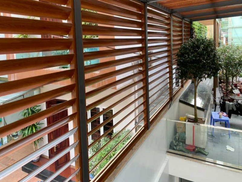 cửa chớp nhôm Xingfa màu vân gỗ