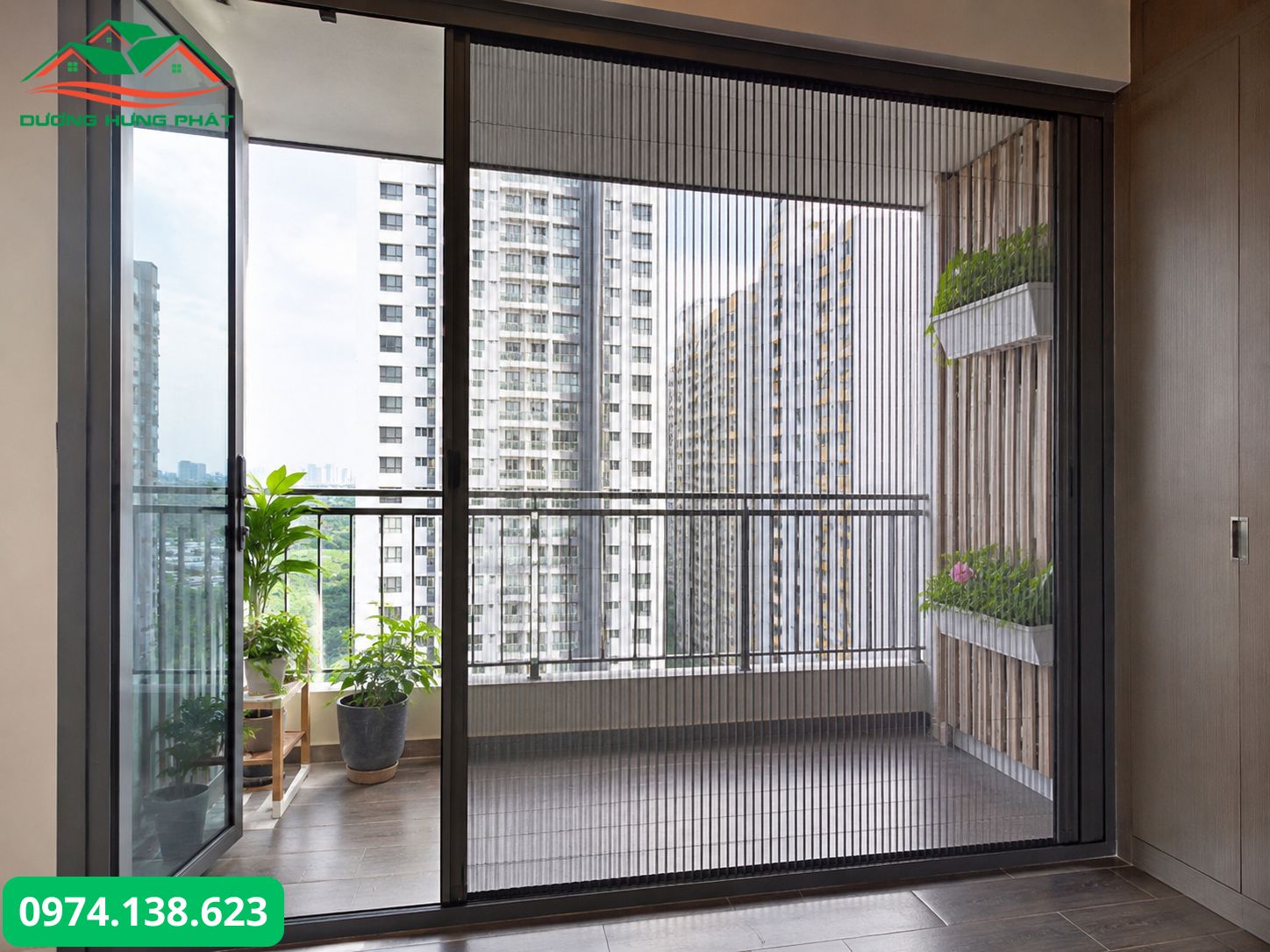 Ban công phường Minh Phụng được lắp đặt cửa lưới chống muỗi