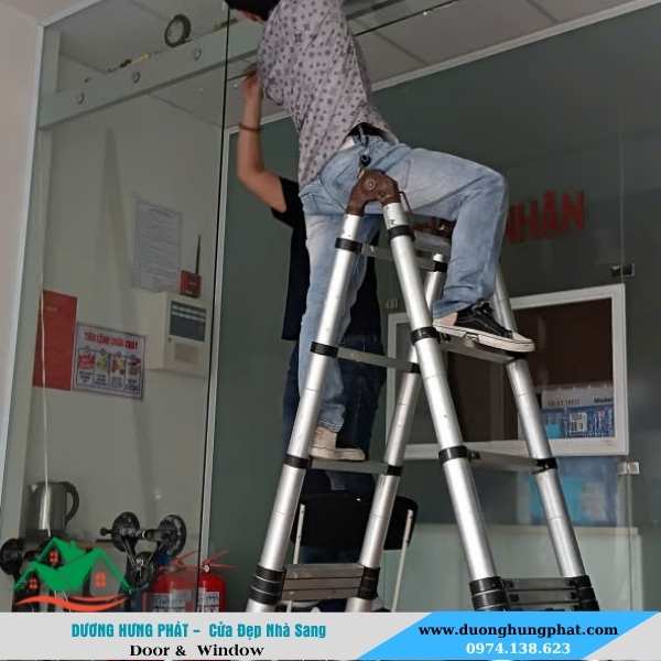 cắt kính cưởng lực cửa kính