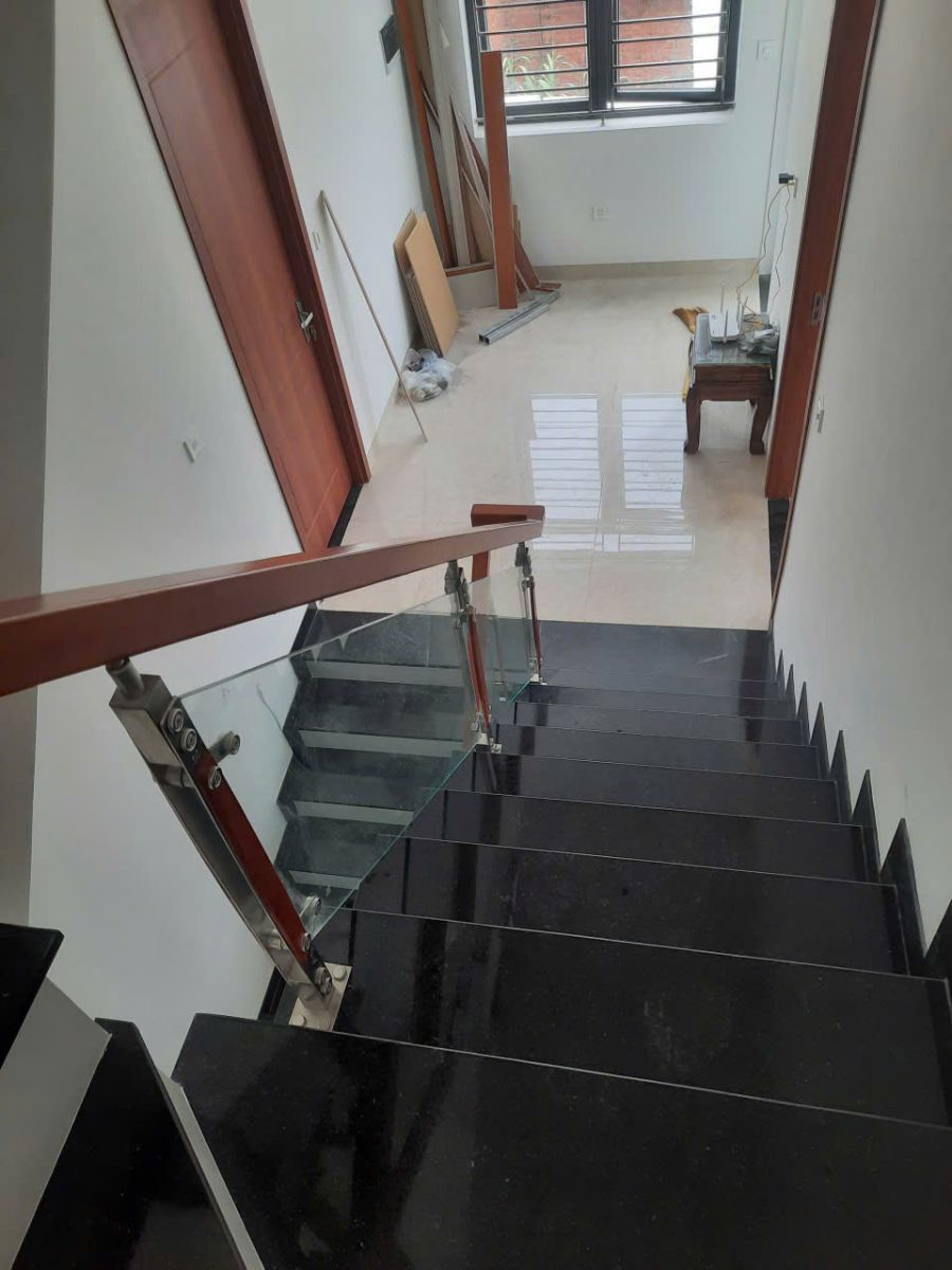 thi công cầu thang kính gỗ căm xe uy tín giá rẻ tại TP.HCM