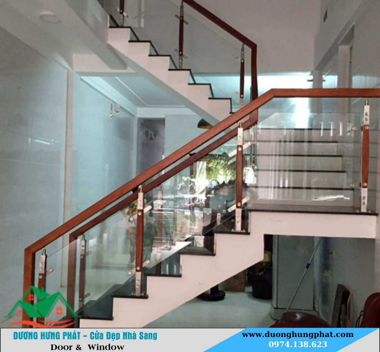 thi công cầu thang kính tay vin gỗ tại Tân Phú TP.HCM