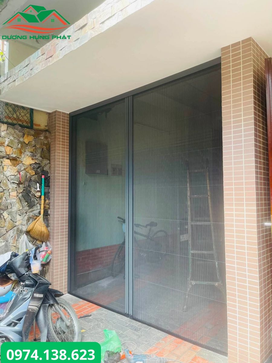 Cửa chính phường An Hội Tây được lắp đặt cửa lưới chống muỗi
