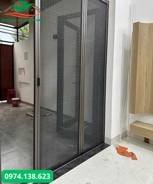 Cửa chính nhà phố được lắp đặt cửa lưới chống muỗi tại phường An Nhơn, TP.HCM