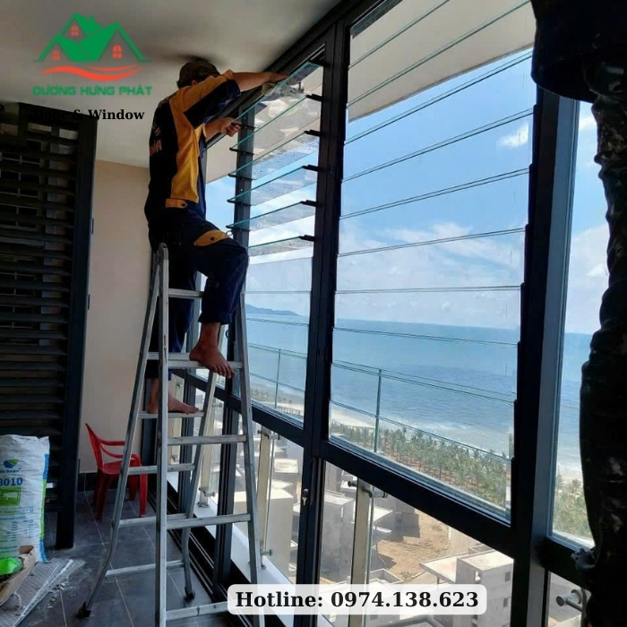 cửa chớp kính giá rẻ 2025