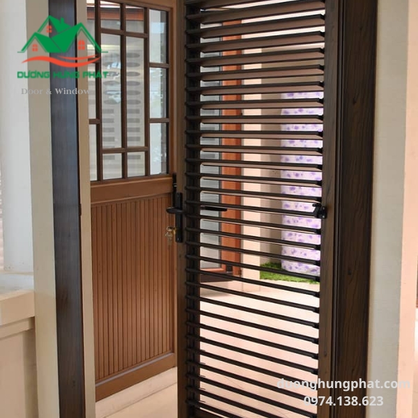 cửa chớp lật nhôm kính không gian cửa đi