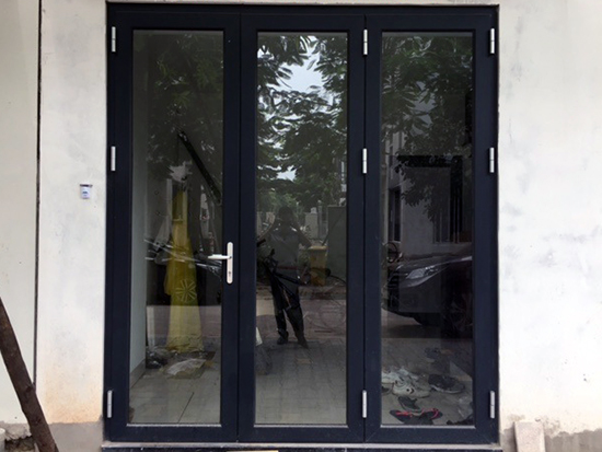 cửa đi mở quay 3 cánh nhôm Xingfa