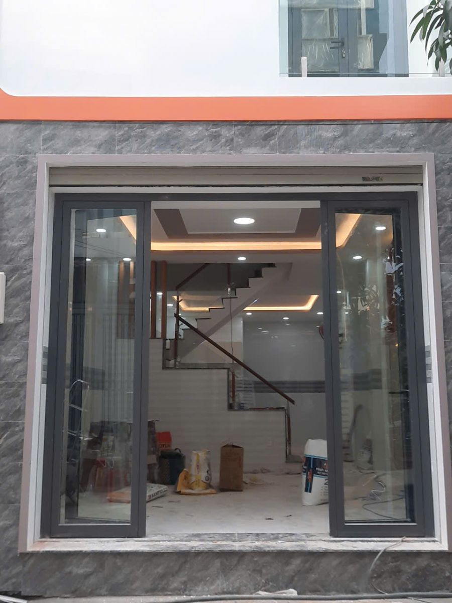cửa đi mở quay 4 cánh nhôm Xingfa tại Thạnh Lộc Quận 12 TP.HCM