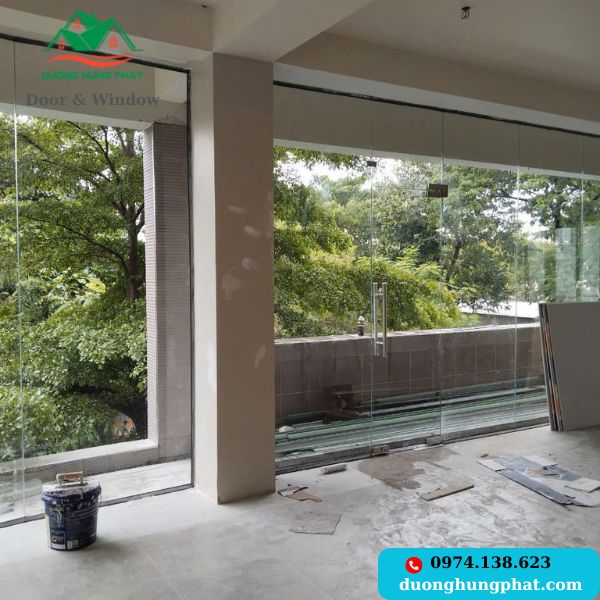 cửa kính bản lề sàn quận 7 TP.HCM