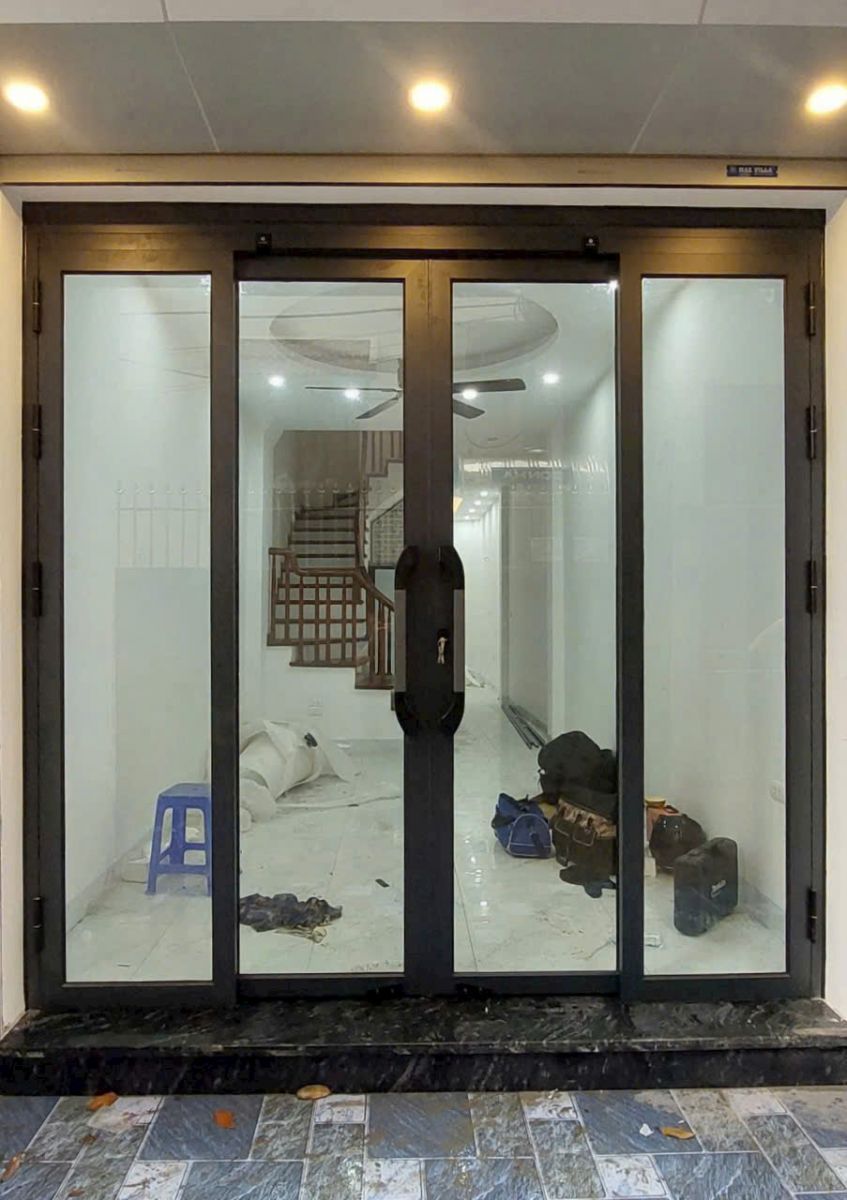 cửa kính cường lực khung nhôm trượt quay