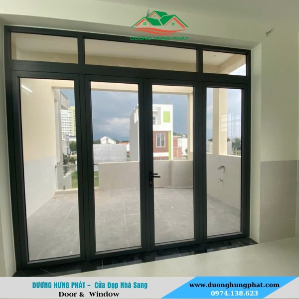 cửa kính cường lực khung nhôm mở quay