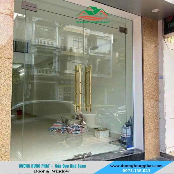 cửa kính cường lực mở quay