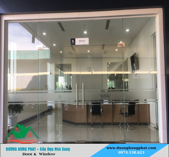 cửa kính cường lực trong văn phòng
