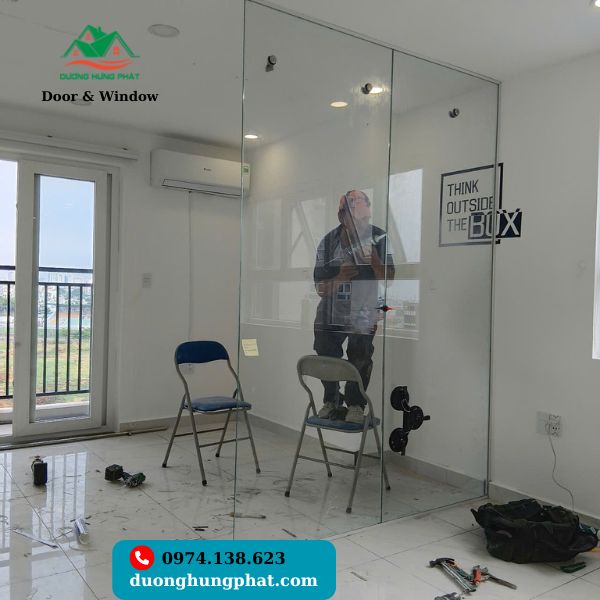 thi công cửa kính cường lực lùa treo tại Tân Phú TP.HCM