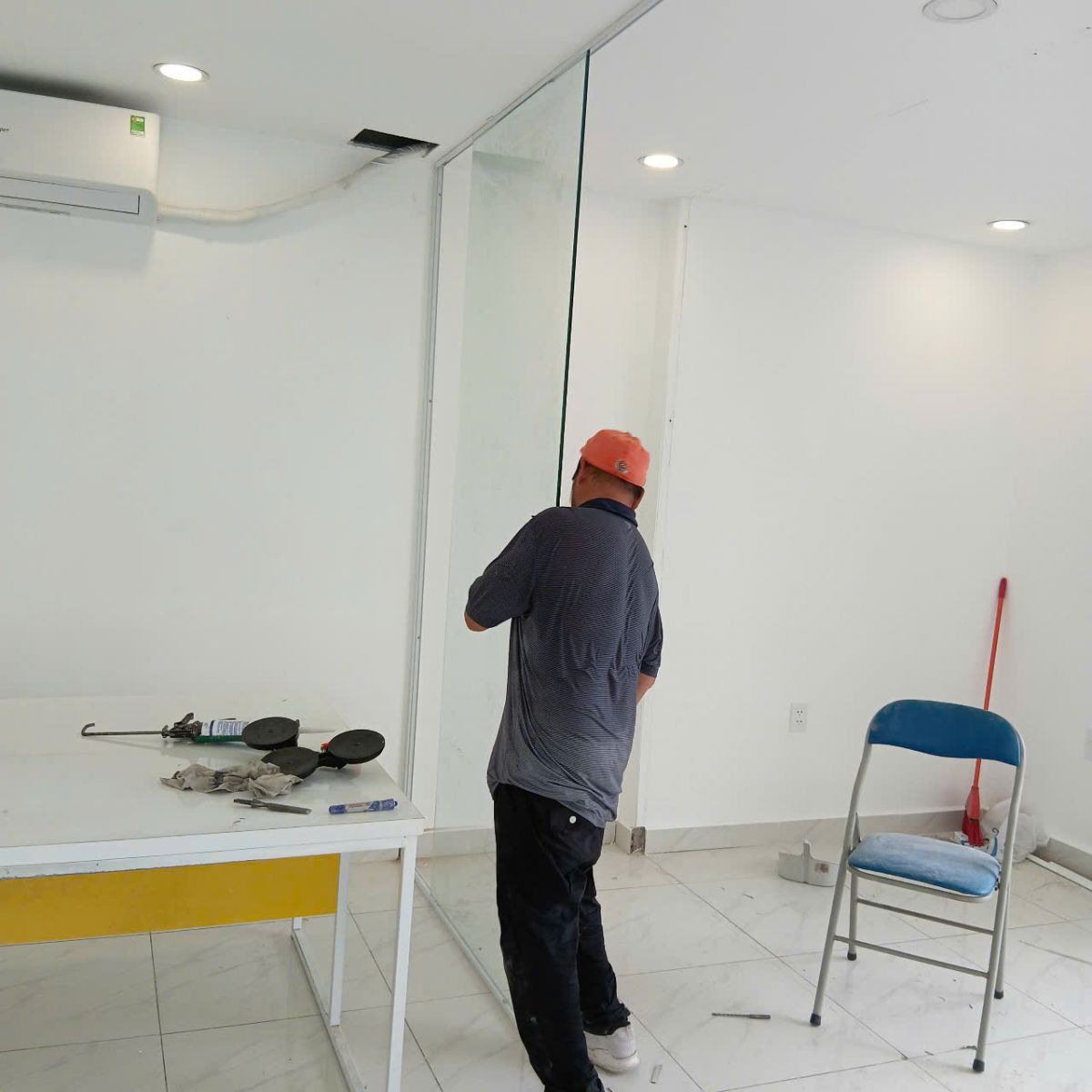 cửa kính lùa treo tại quận 10 TP.HCM