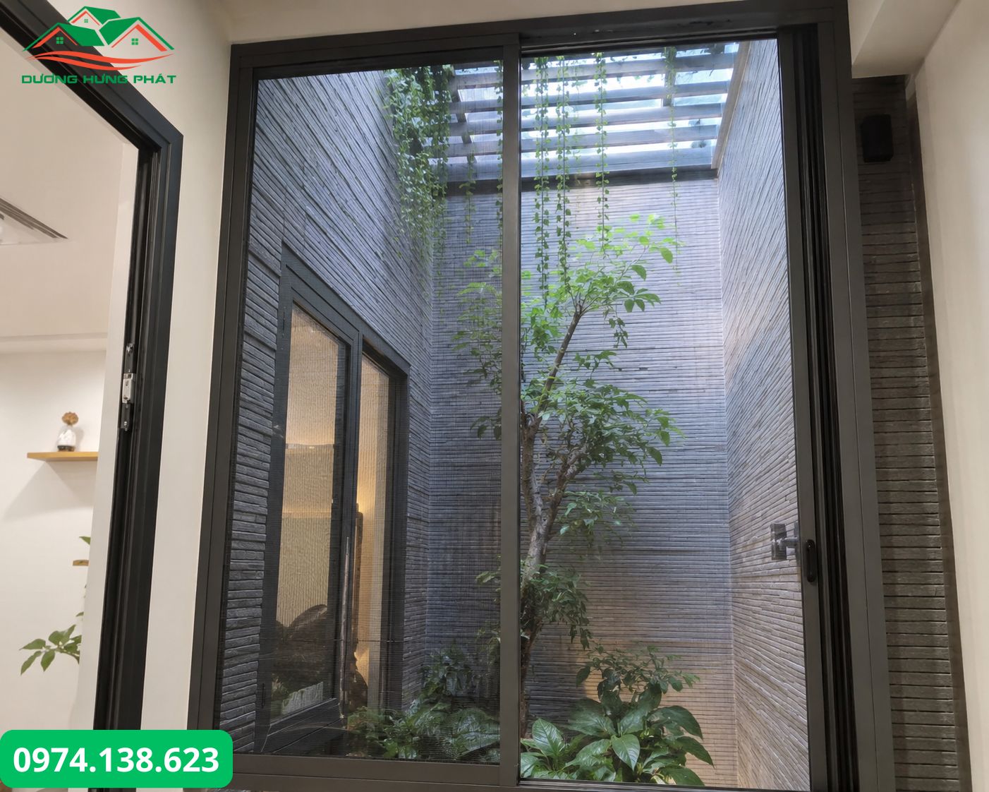 Giếng trời được lắp đặt cửa lưới chống muỗi