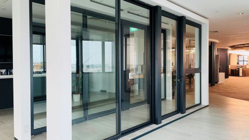 Cửa Nhôm Kính Công Nghệ 4.0 – Giải Pháp Hiện Đại Cho Ngôi Nhà Thông Minh