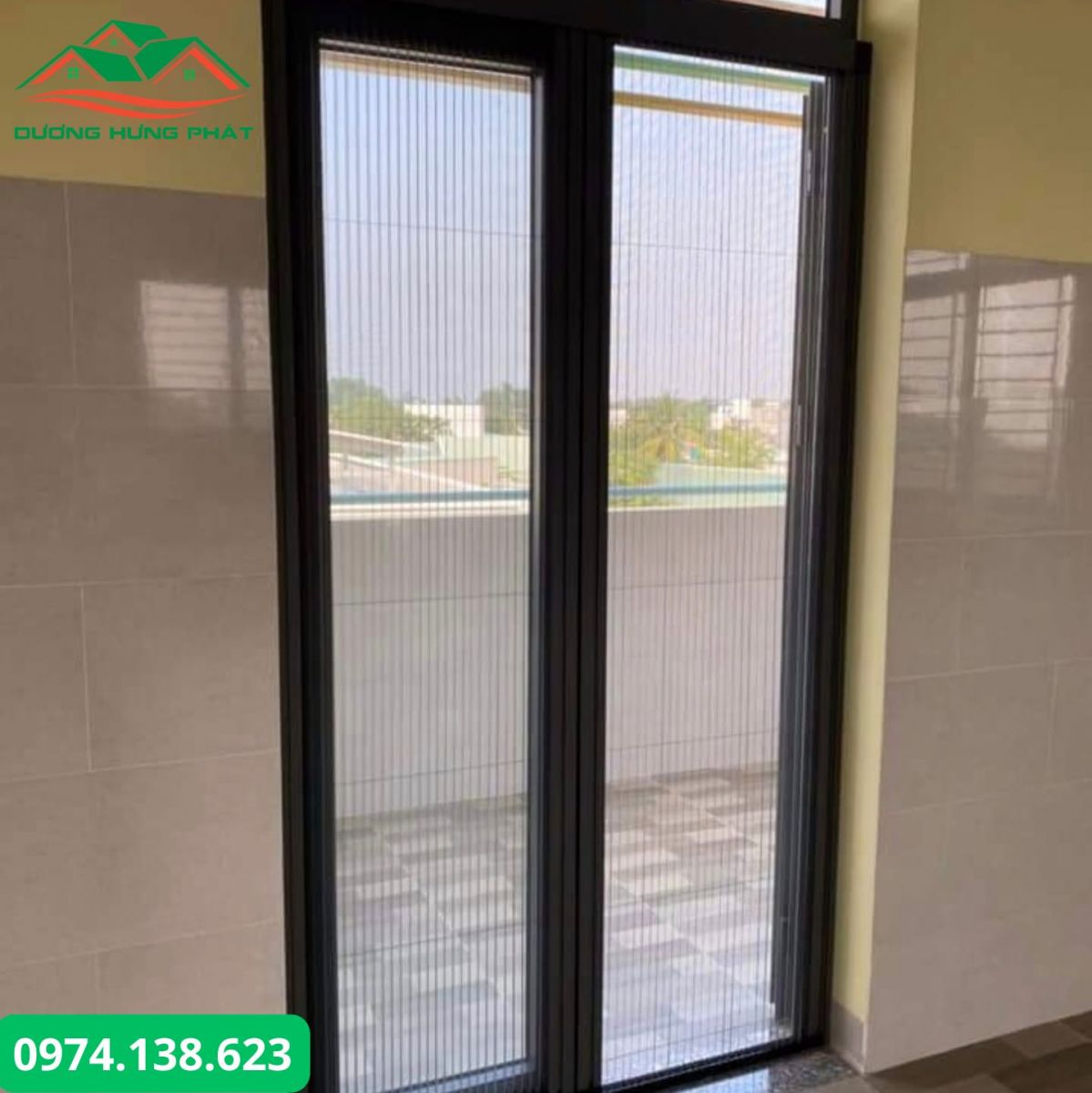 Cửa sau nhà phố phường Tân Sơn Nhì được lắp đặt cửa lưới chống muỗi