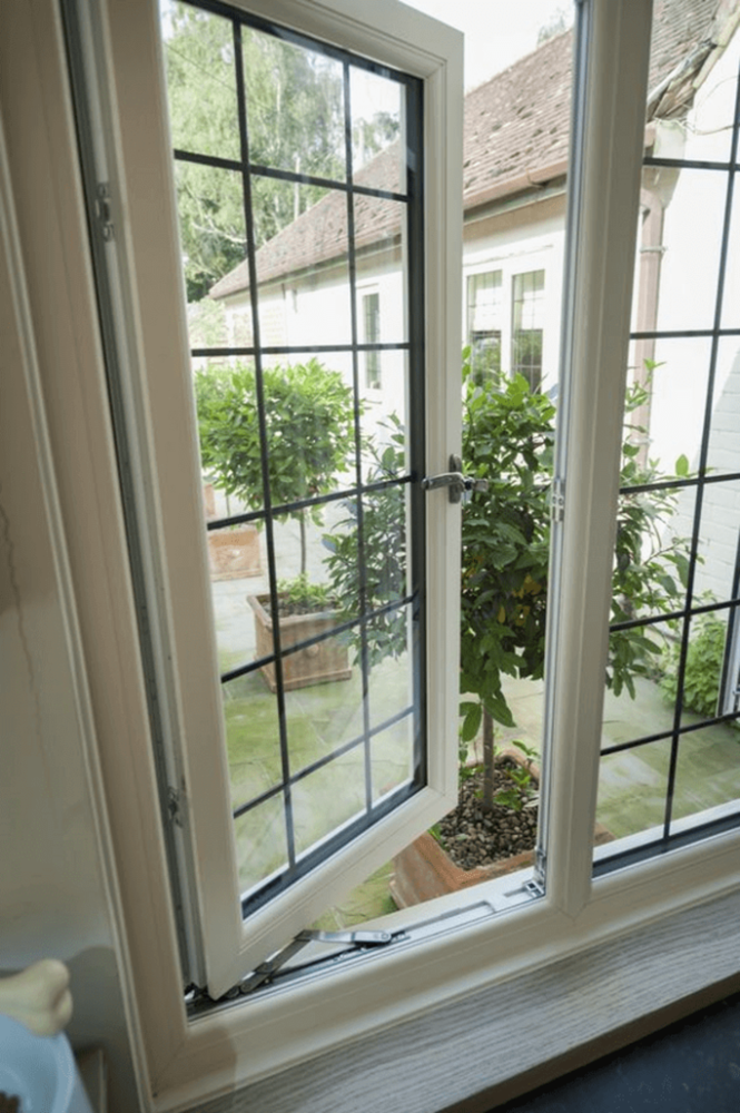 cửa sổ nhôm Xingfa mở quay 2 cánh màu trắng sửa