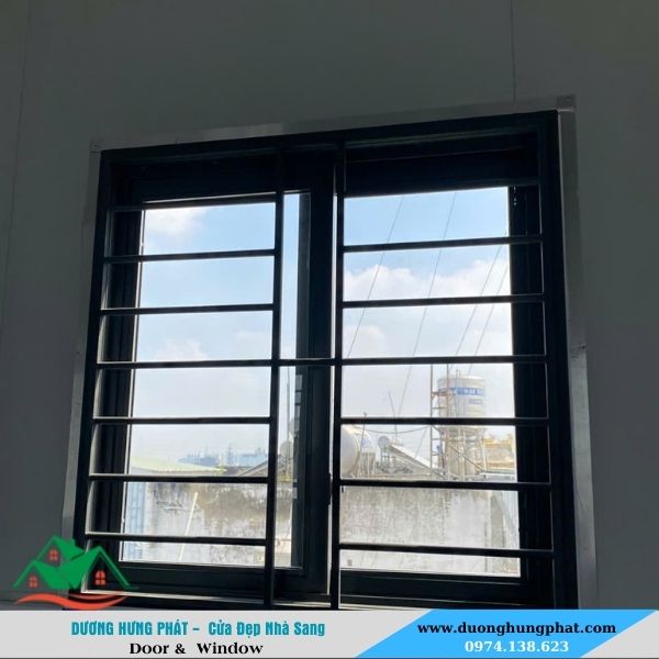cửa sổ nhôm Xingfa khung sắt bảo vệ