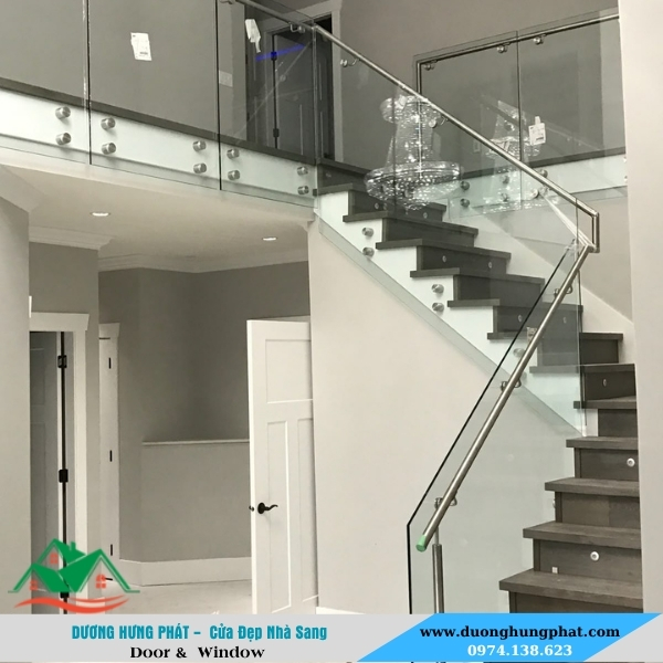 cầu thang kính tay vịn inox thiết kế tối giản tinh tế