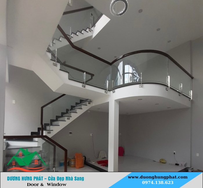 cầu thang kính uốn cong tại Củ Chi TP.HCM
