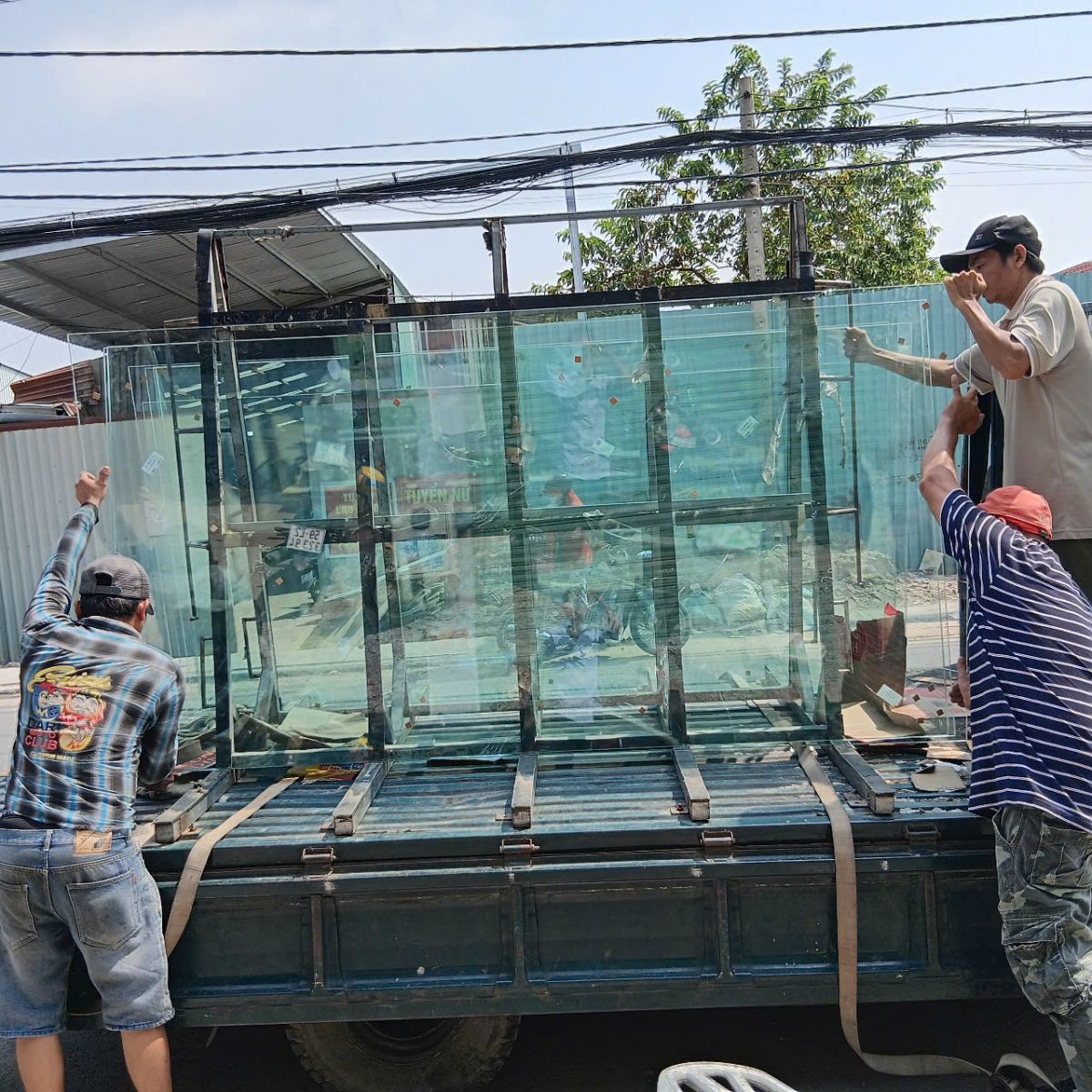 thợ cắt kính theo yêu cầu giá rẻ
