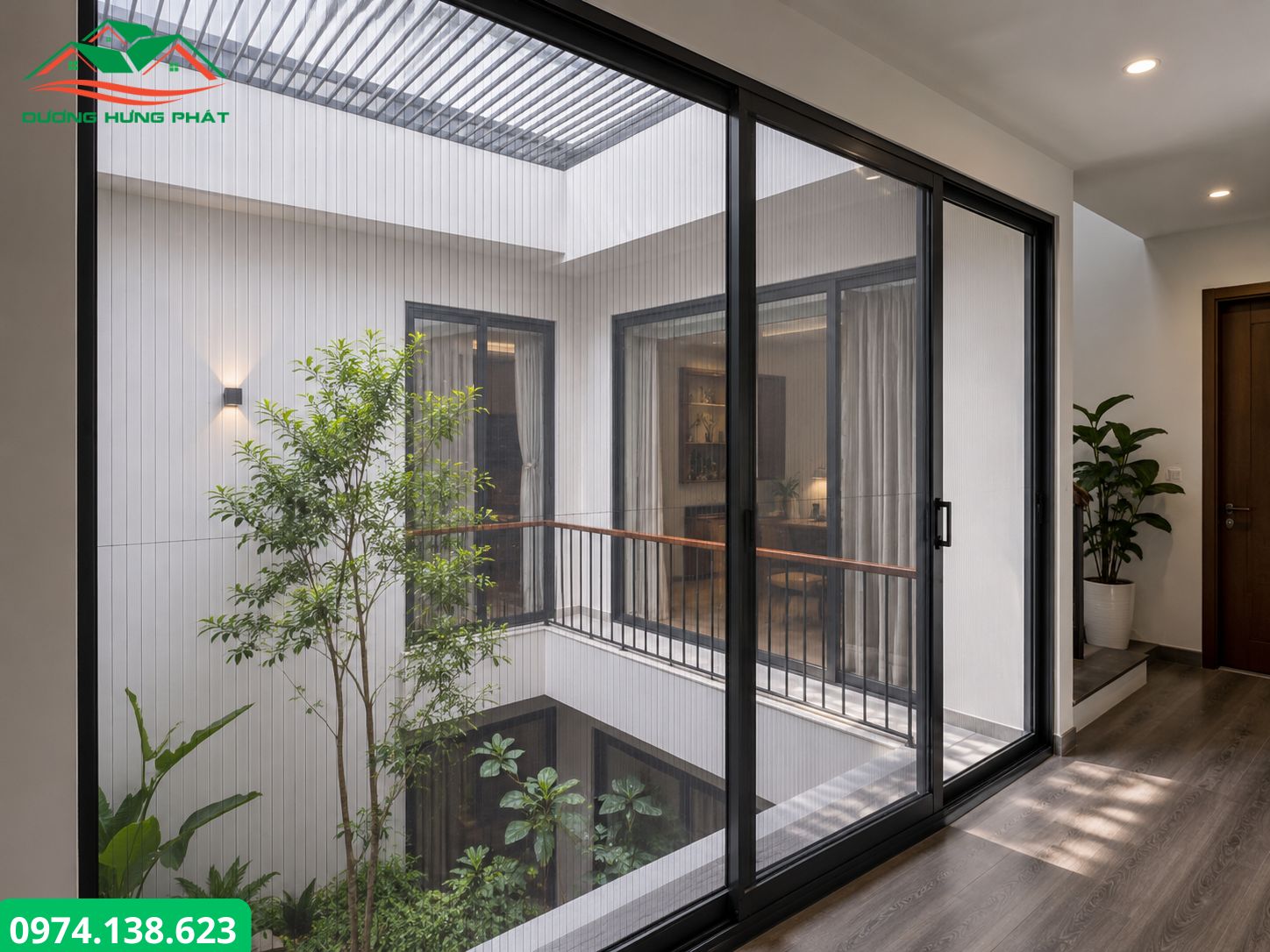 Giếng trời được lắp đặt cửa lưới chống muỗi và côn trùng