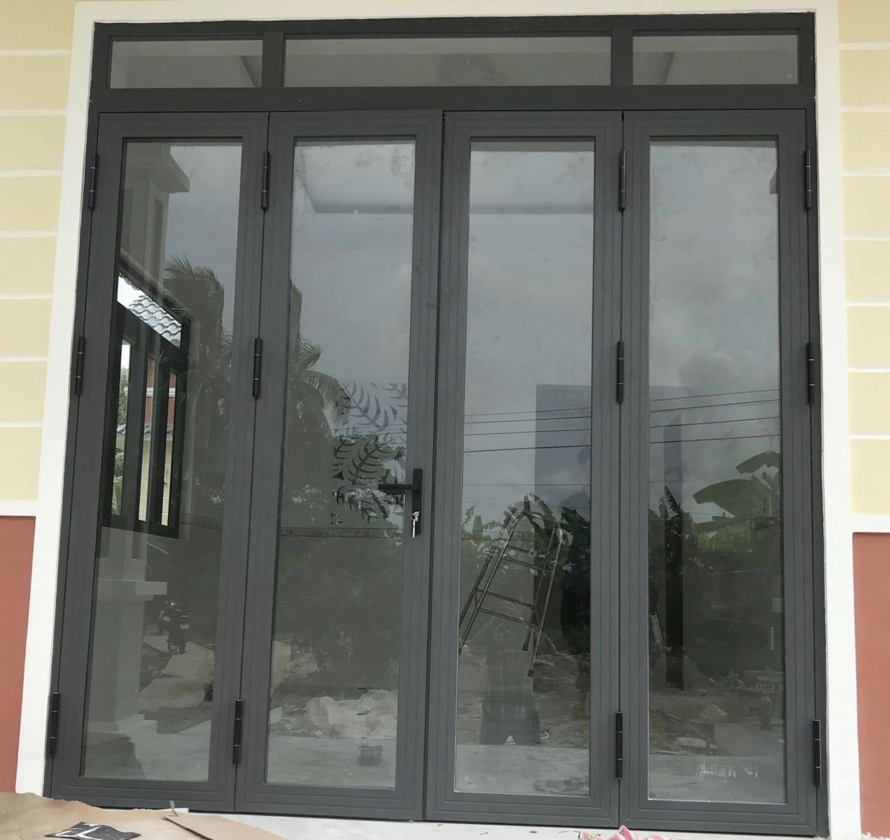 kính cường lực ứng dụng làm cửa nhôm  kính