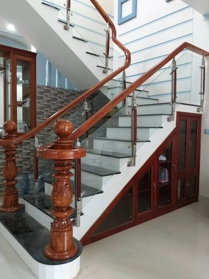 thi công lan can cầu thang kính