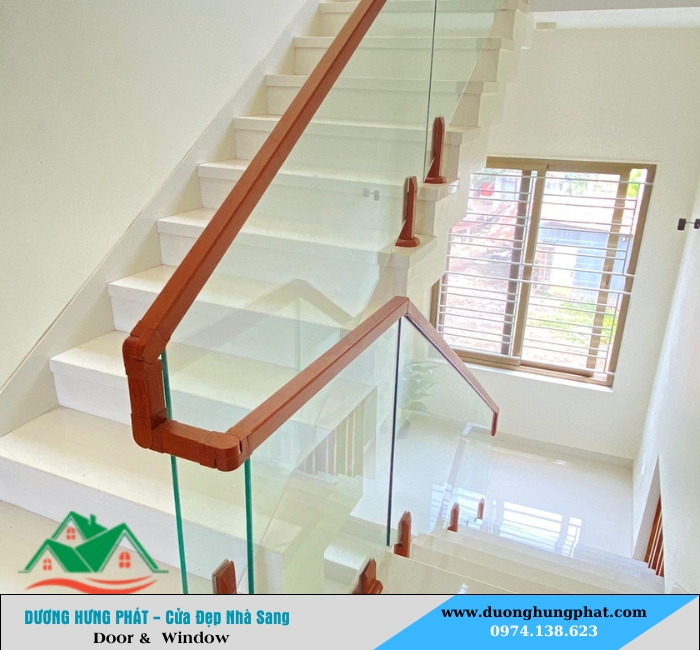 lan can kính tay vin gỗ tại Củ Chi