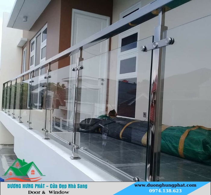 lan can kính trụ inox