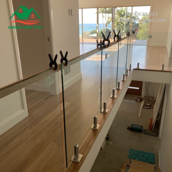 lan can kính trụ ngắn