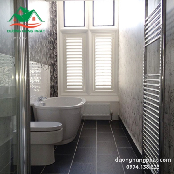 lắp đặt cửa lá chớp nhôm kính tại không gian nhà vệ sinh 