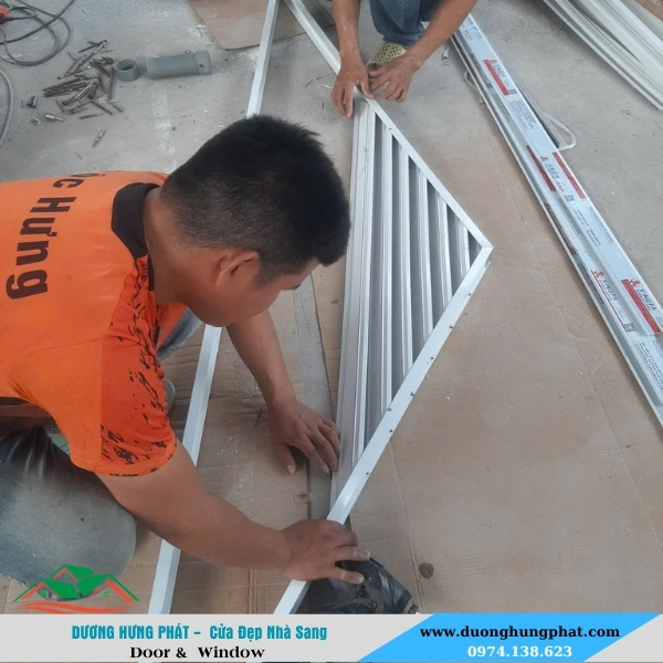 thợ lắp đặt cửa lá chớp