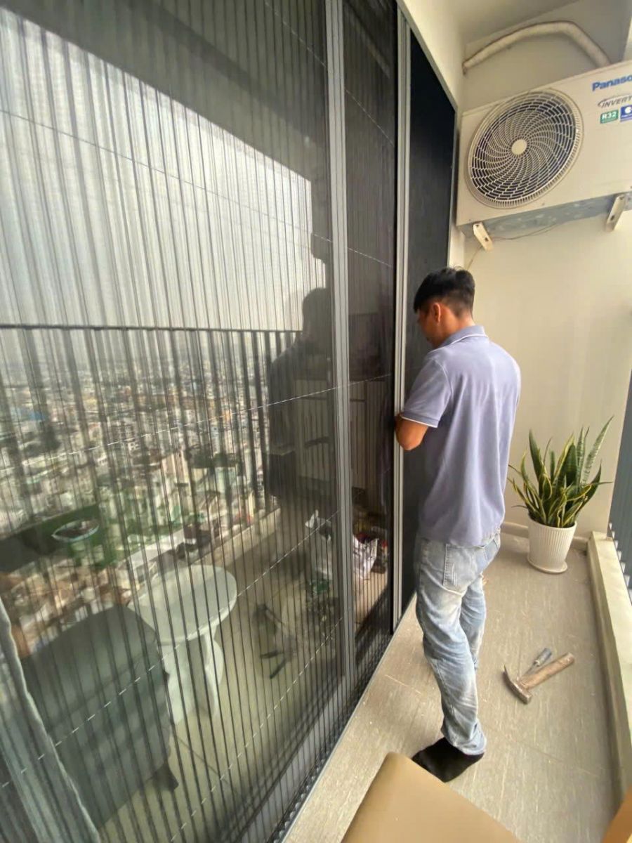 Lắp đặt của lưới chống muỗi dạng lưới inox tại quận 7 TP.HCM