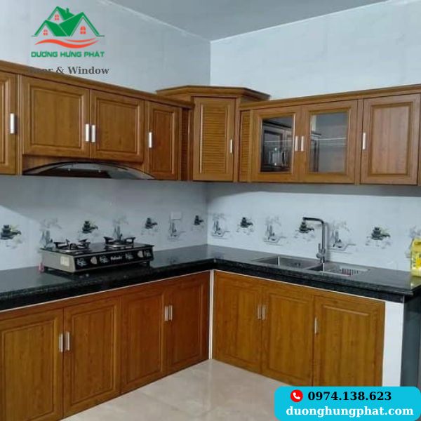 mẫu tủ bếp màu vân gỗ ấm cúng