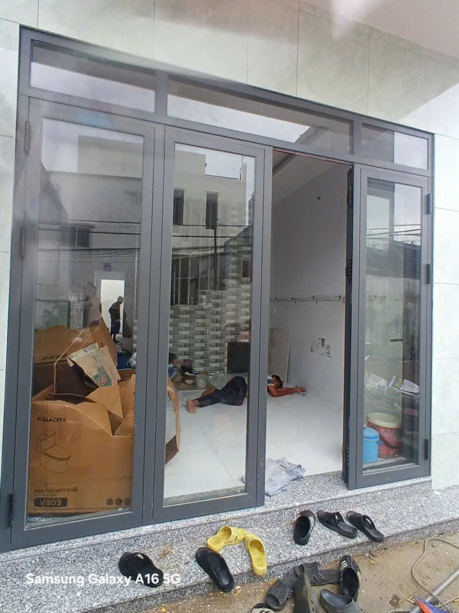 cửa đi mở quay 4 cánh nhôm Xingfa tại quận 9 tphcm