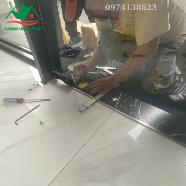 sửa cửa kính bản lề sàn quận 7 TP.HCM