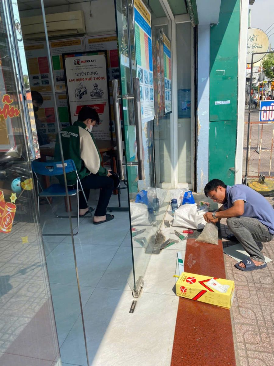 thay bản lề cửa kính tại Phú Nhuận thay bản lề cửa kính tại Phú Nhuận