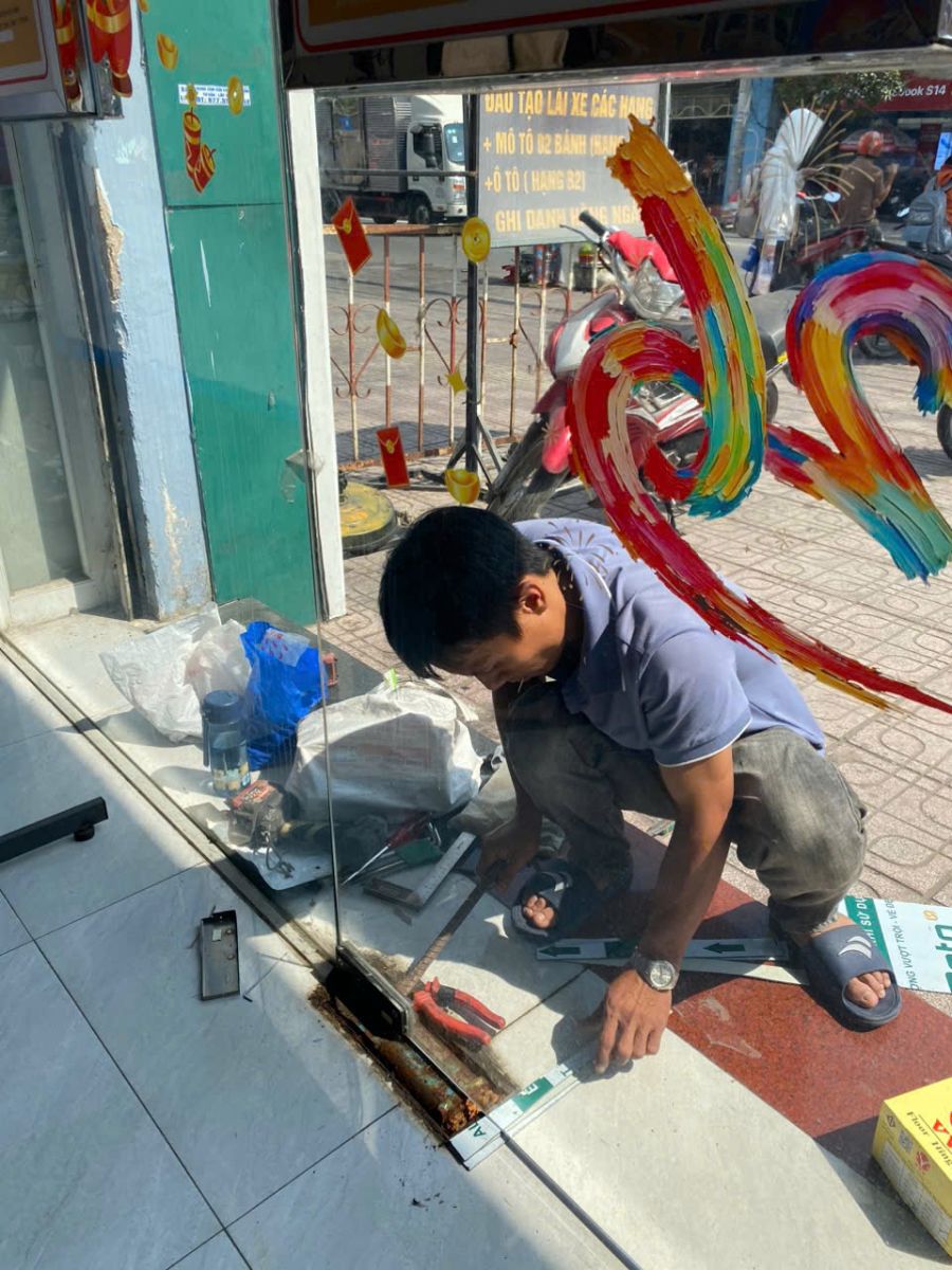 thay bản lề sàn cửa kính tại quận 8