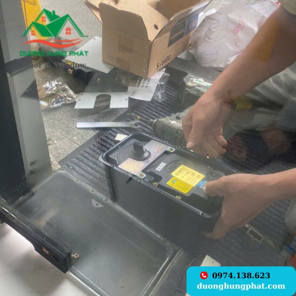 sửa chữa thay mới bản lề cửa kính quận Bình Thạnh
