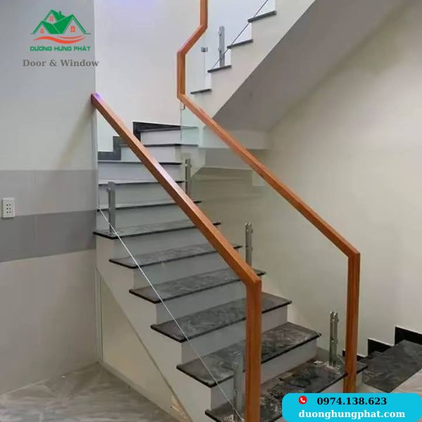 thi cồng cầu thang kính tay vịn gỗ quận 12