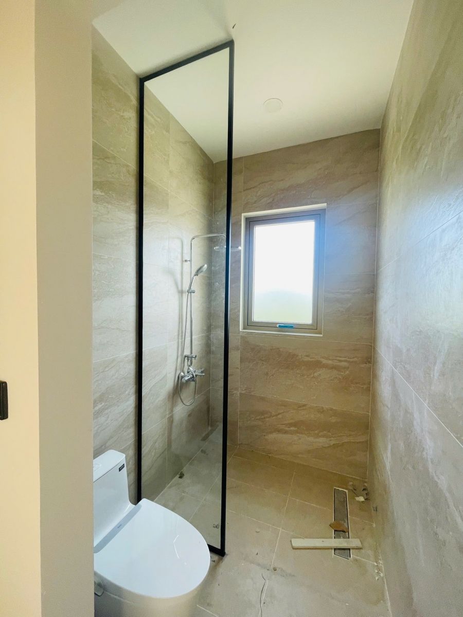 thi công phòng tắm kính giá rẻ