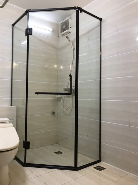 phòng tắm kính tân bình