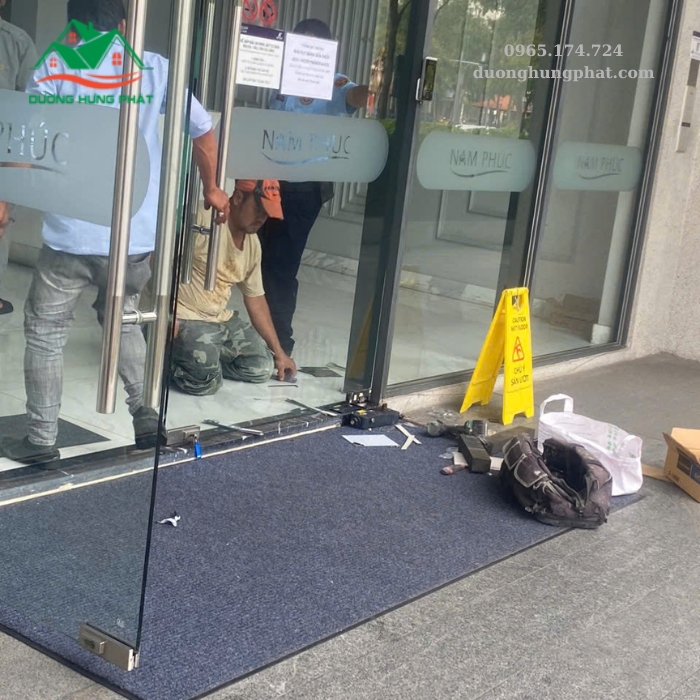 thợ sửa cửa kính giá rẻ tại Tân Bình TP.HCM