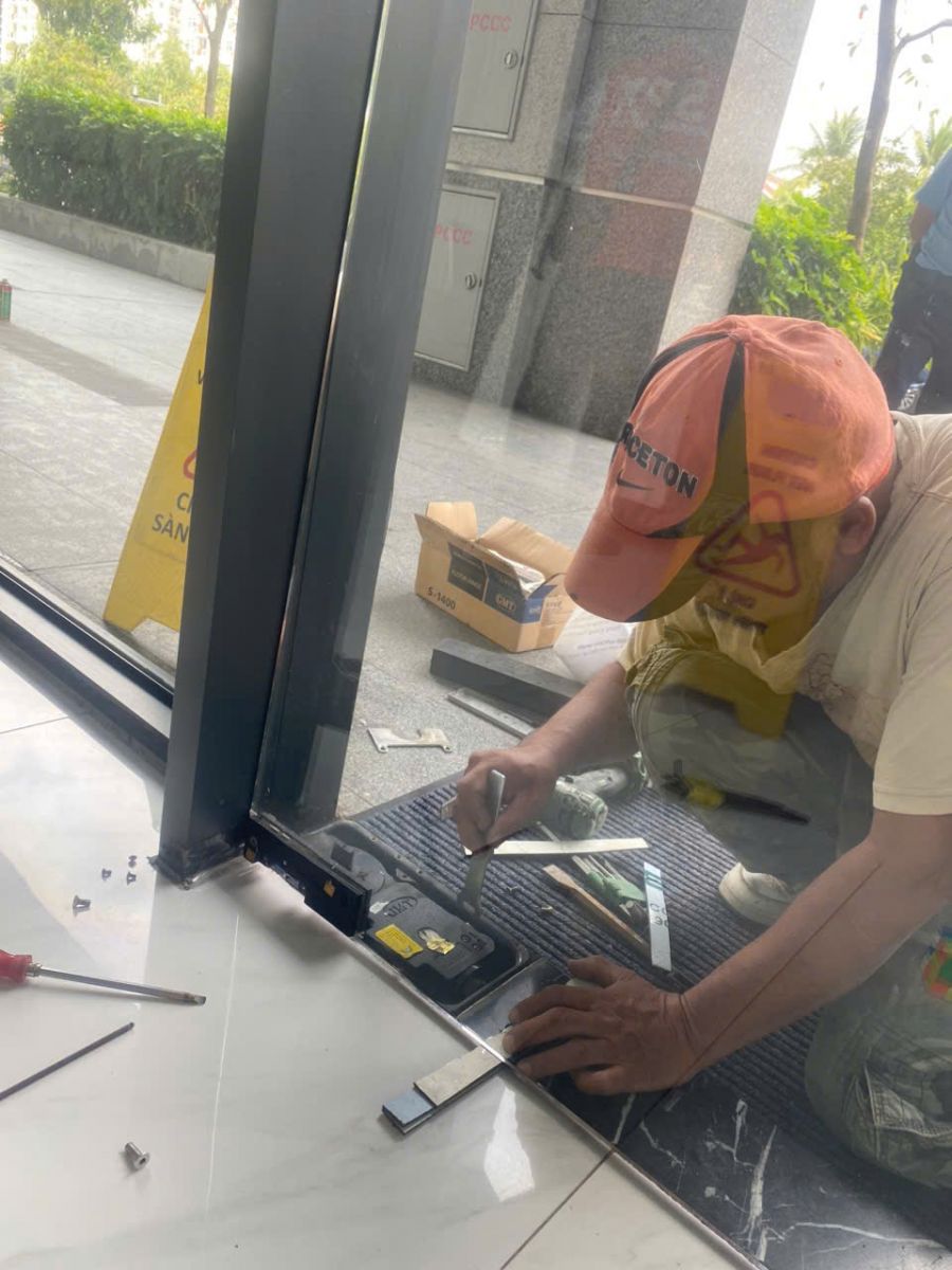 thợ sửa chữa cửa nhôm kính tại Tân Bình TP.HCM