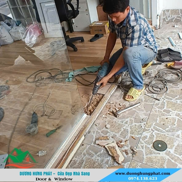 thợ sửa chữa nhôm kính chuyên nghiệp