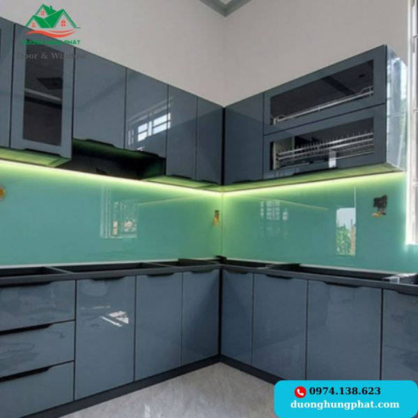 tủ bếp nhôm kính được nhiều người yêu thích